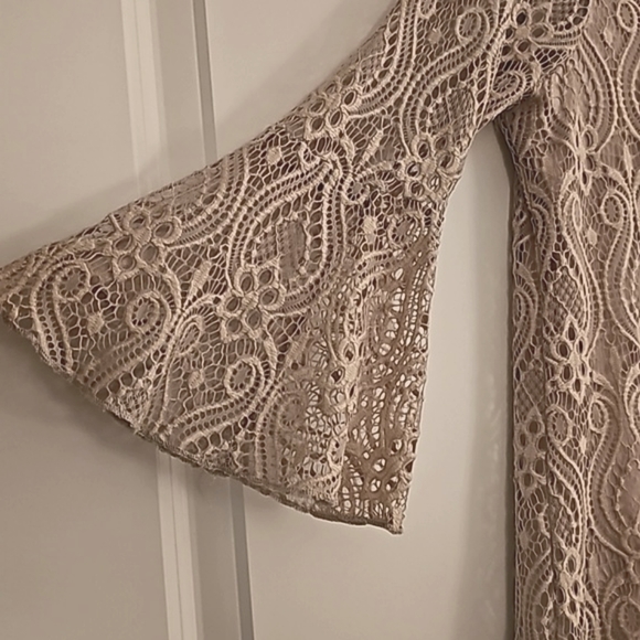 Pretty Beige/Tan Lace Top with sheer 3/4 bell sleeves. Size M - Picture 3 of 3